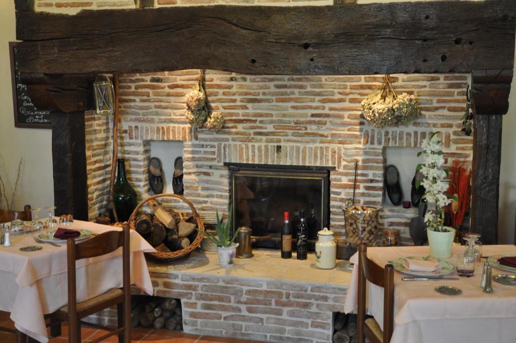 Logis Hotels - Auberge De L'Ile - Hotel 3 Etoiles Et Restaurant Creysse  Kültér fotó